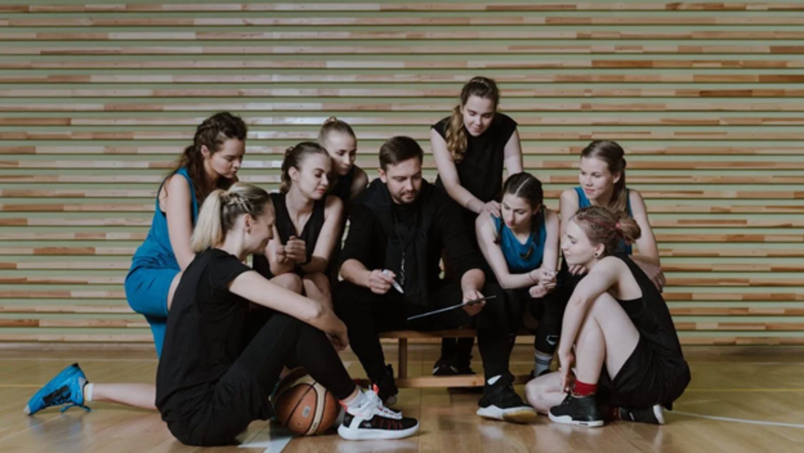 basketball coach leading women’s team