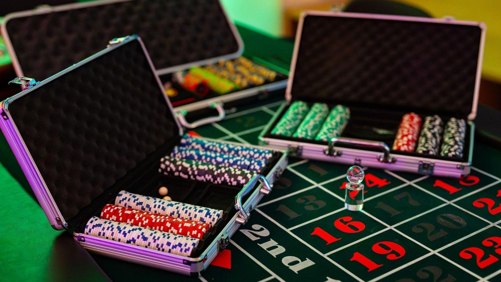 Discover casino games with the lowest deposit thresholds, including slots and roulette, and learn which options stretch a small bankroll further.